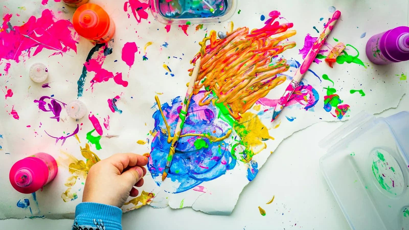 Kinderfysiotherapeut behandelt kind speelvormgegeven oefentherapie